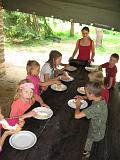 221 - Děti v táboře se měly - udělali jsme jim k obědu palačinky se šlehačkou